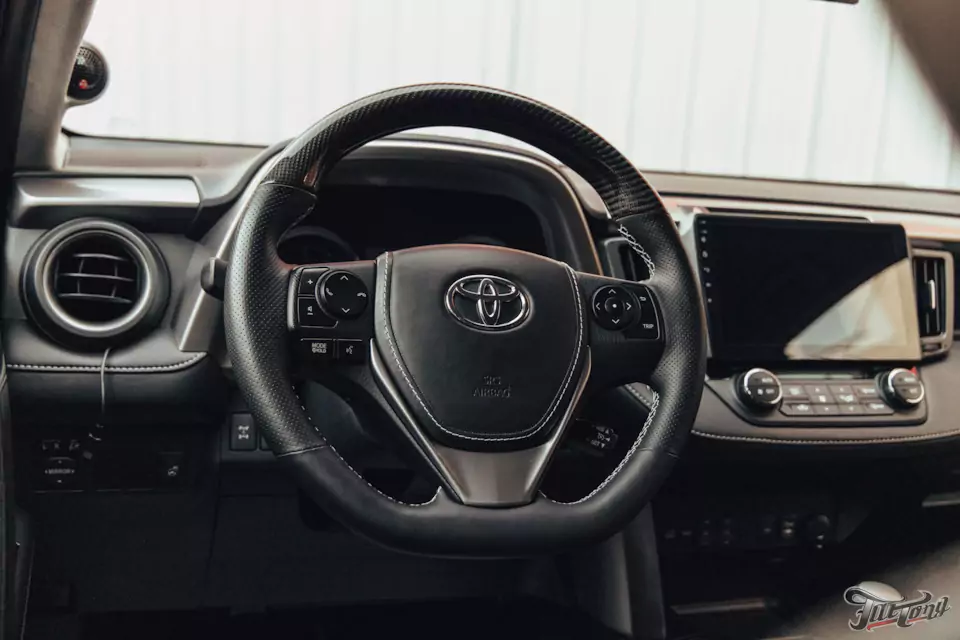 Предпродажная подготовка Toyota RAV4 в отделе детейлинга